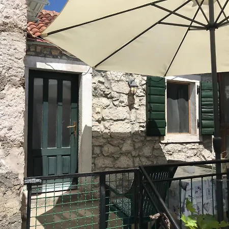 Lola Pakostane